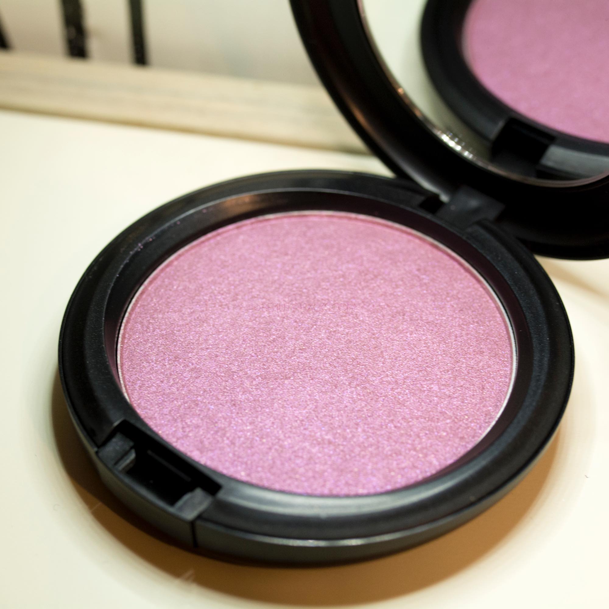 MACCOSMETICS　IRIDESCENT POWDER JUSTINE SKYE